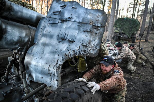 Vojnici artiljerijske posade u akciji. - Sputnik Srbija
