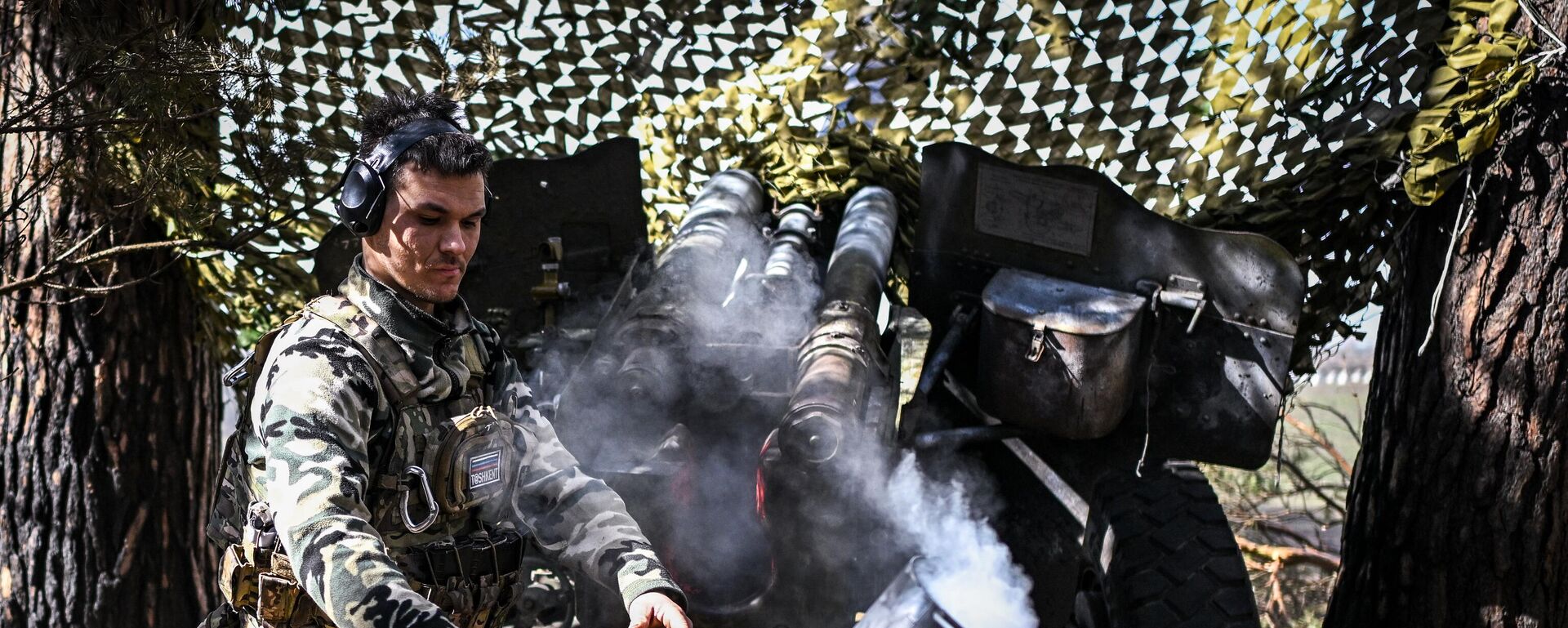 Boec artilleriйskogo rasčeta puški-gaubicы D-20 dobrovolьčeskogo korpusa otdelьnogo batalьona specialьnogo naznačeniя (OBSpN) ArBat v Kurskoй oblasti - Sputnik Srbija, 1920, 24.04.2025