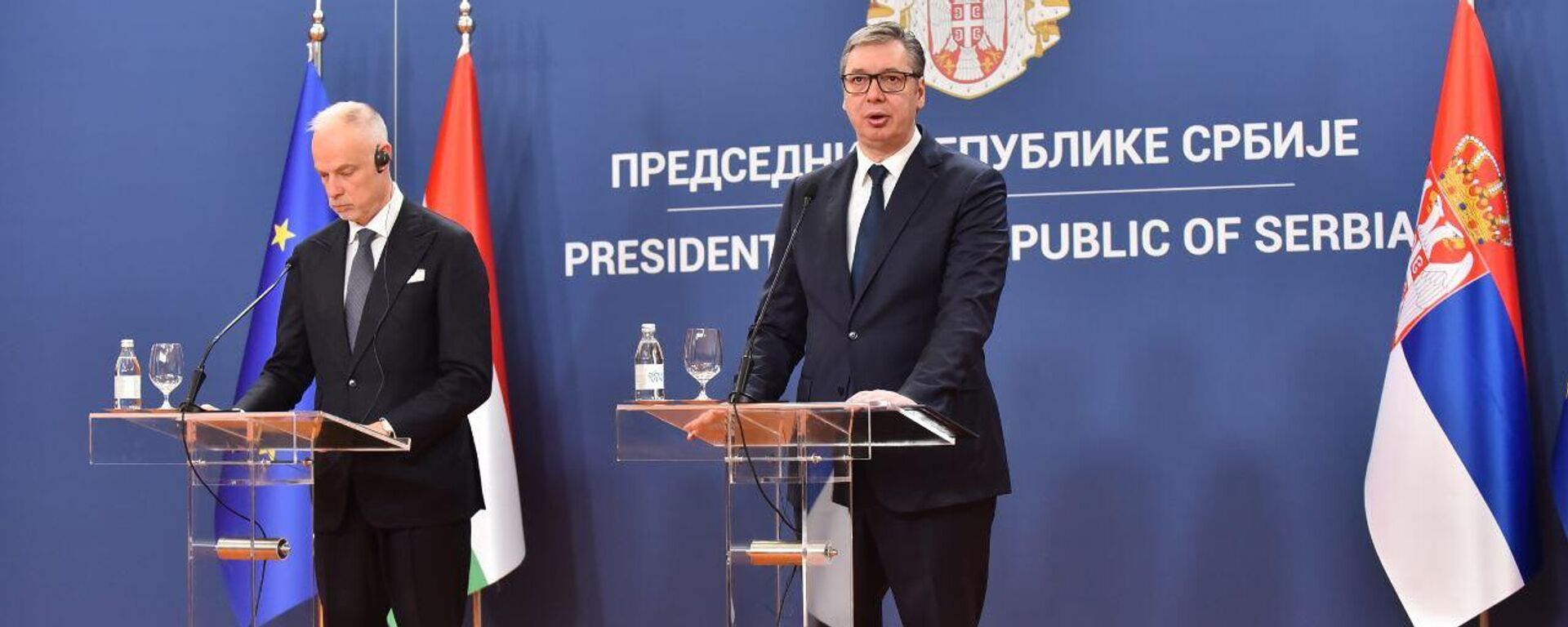 Александар Вучић састао се данас са министром одбране Мађарске Криштофом Салаи-Бобровницким Александар Вучић састао се данас са министром одбране Мађарске Криштофом Салаи-Бобровницким - Sputnik Србија, 1920, 01.04.2025