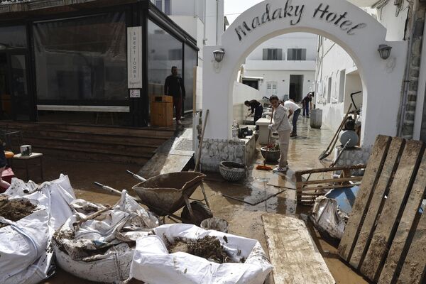 На Криту су спасилачке екипе евакуисале седам особа заробљених у возилима услед бујица. - Sputnik Србија