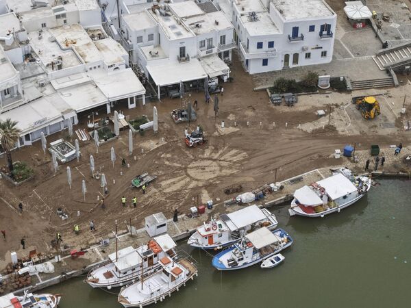 Снажно невреме у понедељак после подне погодило је Кикладе и Евију, а упозорење је издато и на острвима у источном делу Егејског мора, укључујући Хиос, Самос и Икарију. - Sputnik Србија