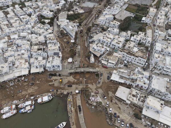Непогоде су уследиле само неколико недеља након низа земљотреса који је погодио Санторини и околна острва Иос, Аморгос и Анафи. - Sputnik Србија