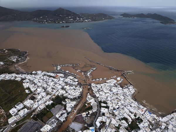 Према подацима грчке метеоролошке службе, највећа дневна количина падавина у понедељак забележена је на Миконосу - 71,6 милиметара, од чега је 65 милиметара пало у року од два сата. - Sputnik Србија