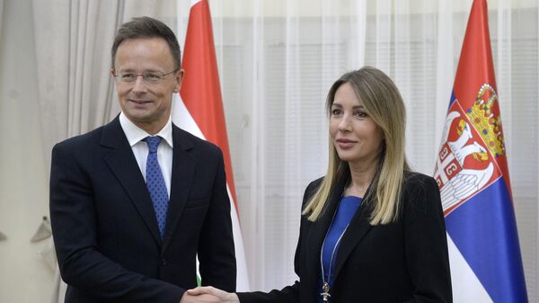 Dubravka Đedović Handanović i Peter Sijarto - Sputnik Srbija