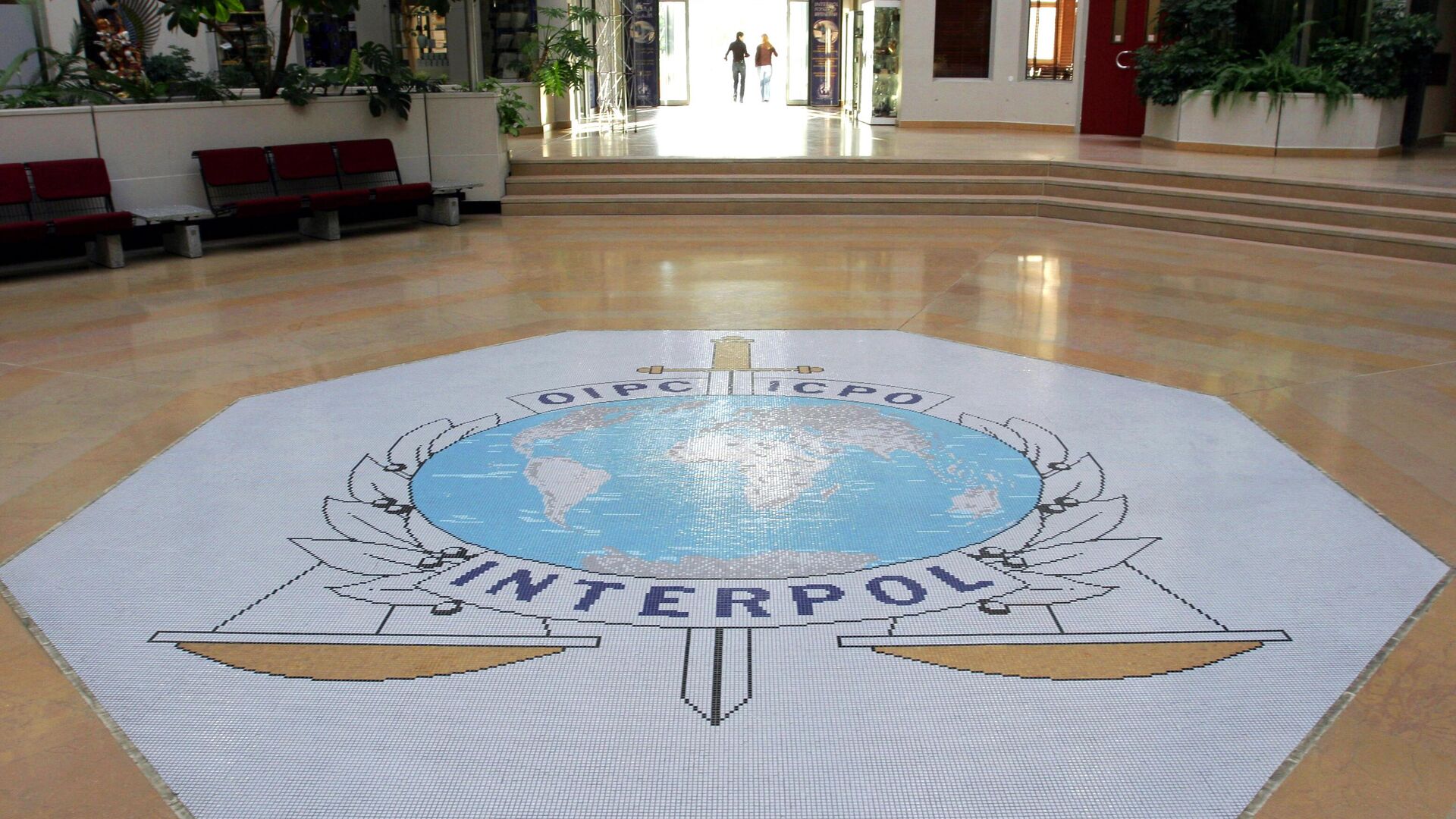 Ulaz u zgradu Interpola Ulaz u zgradu Interpola - Sputnik Srbija, 1920, 03.04.2025