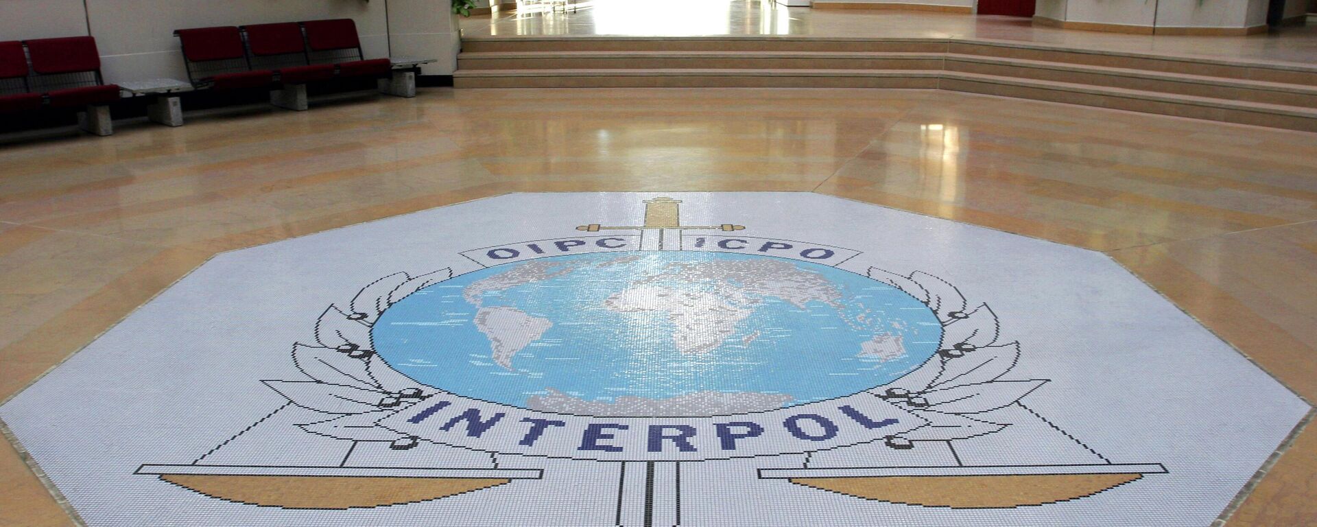 Ulaz u zgradu Interpola Ulaz u zgradu Interpola - Sputnik Srbija, 1920, 02.04.2025