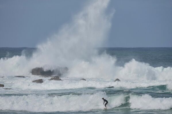 Власти су упозориле на наставак опасних временских услова, укључујући јаку обалску ерозију и могућу додатну штету на потезу од региона Илавара јужно од Сиднеја до региона Хантер на северу. - Sputnik Србија