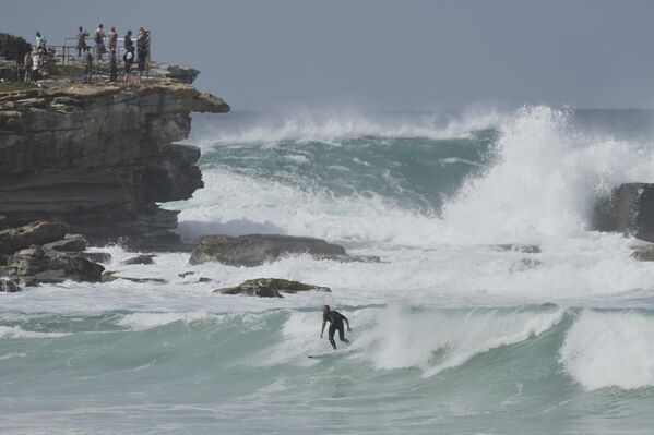 „Ово је застрашујуће. Члан сам 50 година и никада нисам видео нешто слично. Снага воде је била невероватна“, рекао је генерални менаџер клуба Боб Тејт и додао да је оштећено око 15 стаклених панела на палуби базена, као и подови и зидна опрема. - Sputnik Србија