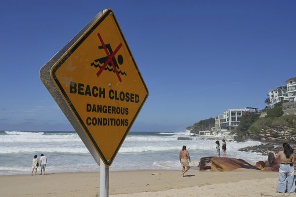 Знак да је плажа затворена због опасних услова. - Sputnik Србија