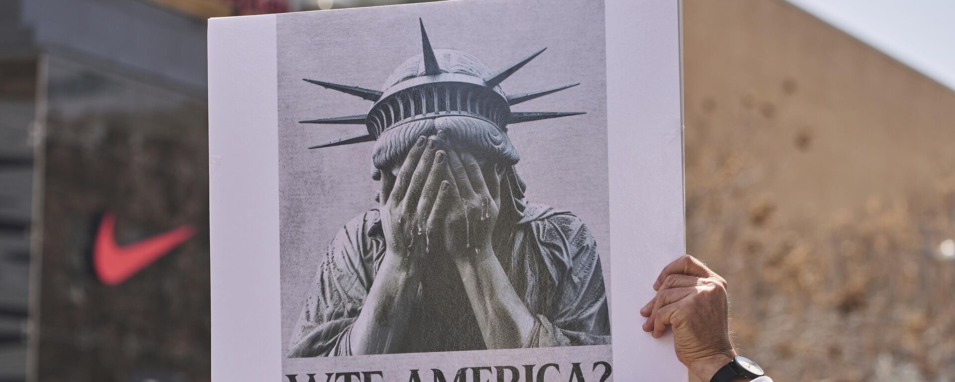 Кип слободе на транспаретну  - Sputnik Србија, 1920, 03.04.2025