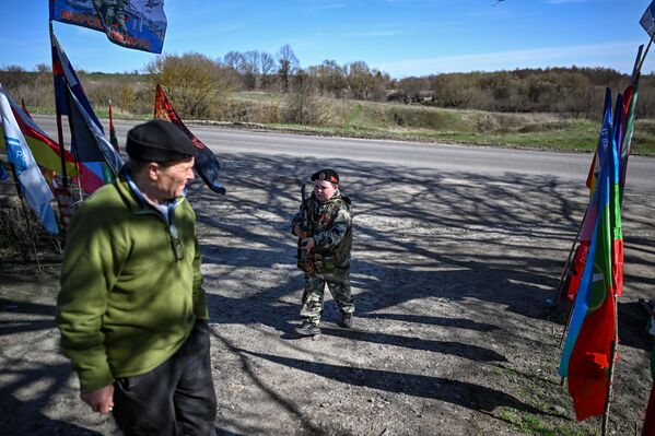 Ovaj dečak svakog dana pozdravlja rusko vojno osoblje u prolazu. - Sputnik Srbija