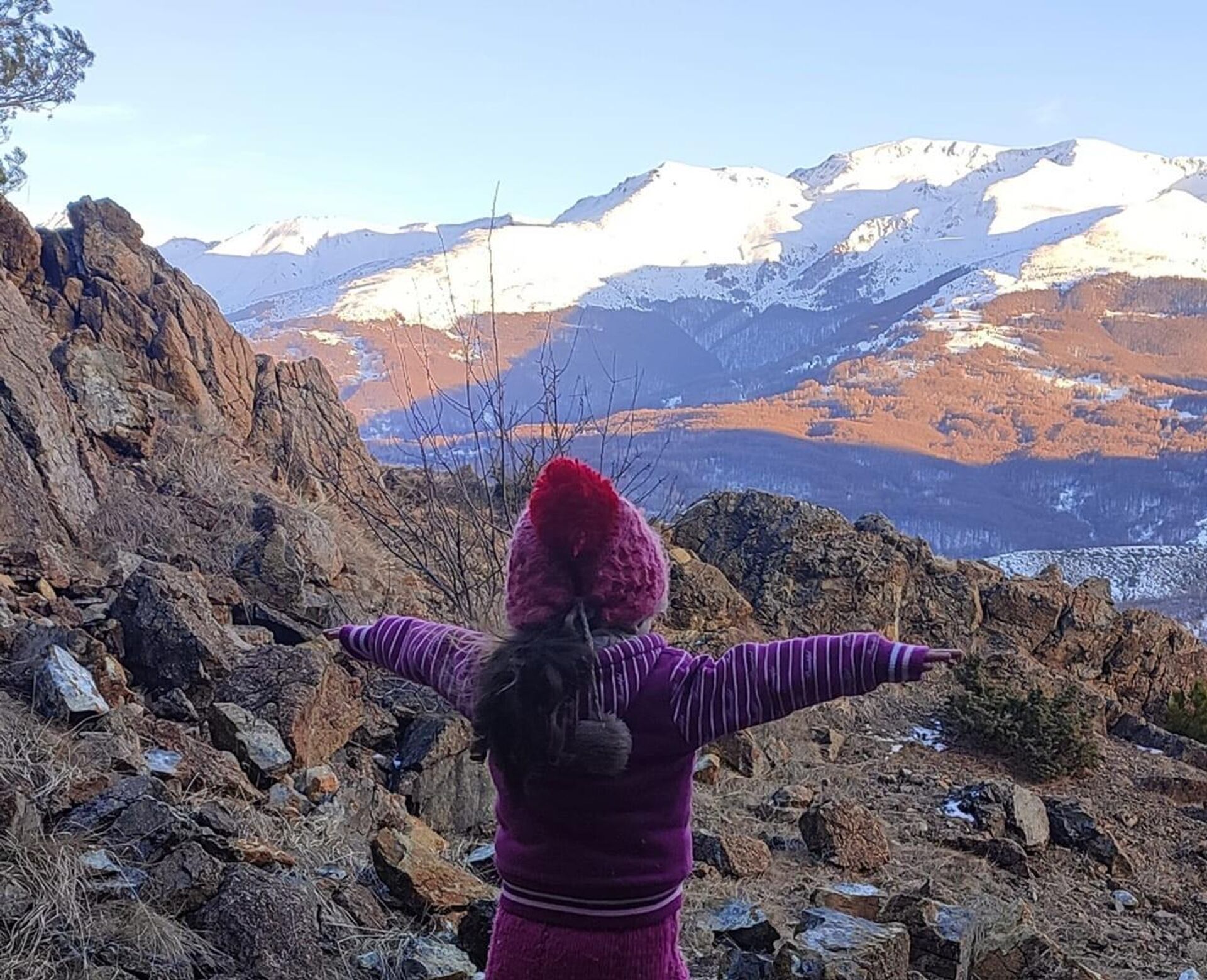 Ђура има петоро деце, каже да их учи да живе у два паралелна универзума. Један почиње на врху Шар планине - Sputnik Србија, 1920, 05.04.2025