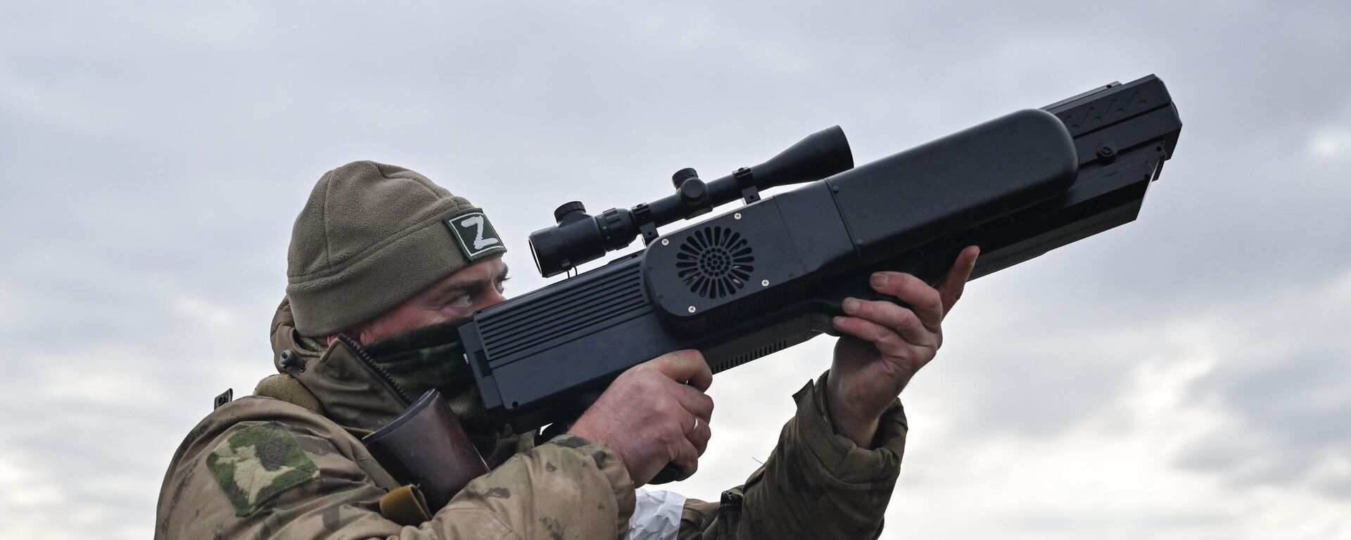 Ruski vojnik sa puškom za neutralisanje dronova - Sputnik Srbija, 1920, 06.04.2025