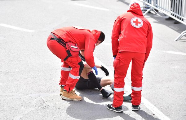 Пружање помоћи такмичару. Пружање помоћи такмичару. - Sputnik Србија