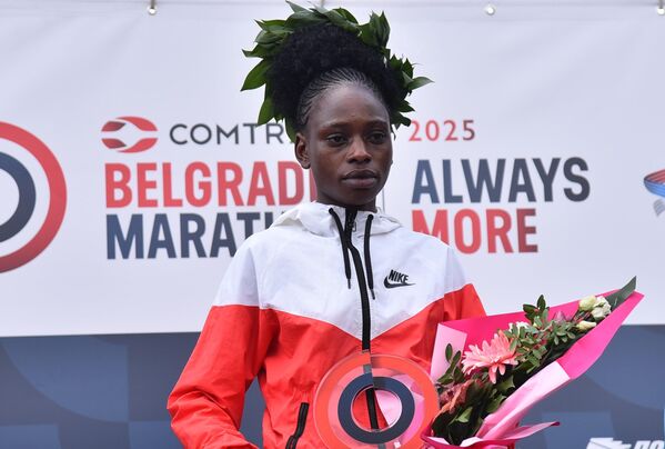 Кенијска атлетичарка Дебоар Санг исписала је историју на улицама српске престонице. Она је била најбржа код жена с временом 2:26,48 што је најбоље време стазе икада. Кенијска атлетичарка Дебоар Санг исписала је историју на улицама српске престонице. Она је била најбржа код жена с временом 2:26,48 што је најбоље време стазе икада. - Sputnik Србија