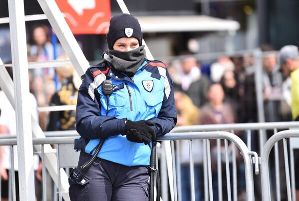 Поред редара у обезбеђивању трасе којом су трчали учесници маратона, учествовали су и припадници комуналне полиције Поред редара у обезбеђивању трасе којом су трчали учесници маратона, учествовали су и припадници комуналне полиције - Sputnik Србија