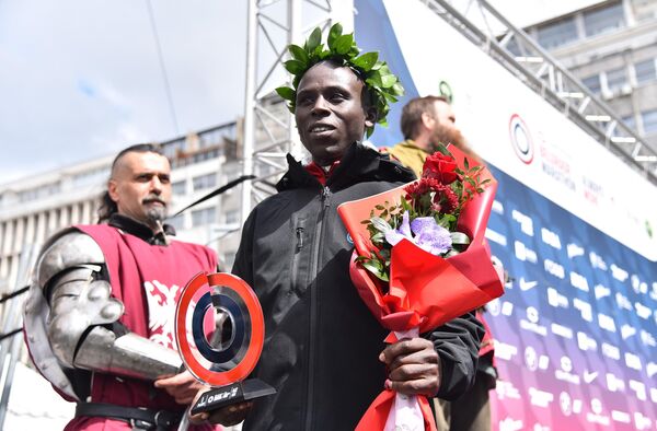 Кенијац Гилберт Кимплетинг Чумба победник је 38. Београдског маратона, и он је први који је успео да одбрани титулу освојену прошле године. Кенијац Гилберт Кимплетинг Чумба победник је 38. Београдског маратона, и он је први који је успео да одбрани титулу освојену прошле године. - Sputnik Србија