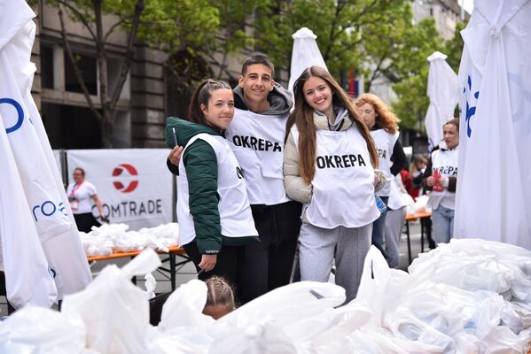 За учеснике маратона, организатори су обезбедили 100 хиљада влашица воде, 30 хиљада влашица изотоника, пет тона банана и три тоне јабука За учеснике маратона, организатори су обезбедили 100 хиљада влашица воде, 30 хиљада влашица изотоника, пет тона банана и три тоне јабука - Sputnik Србија