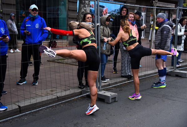 Загревање пре почетка трке Загревање пре почетка трке - Sputnik Србија