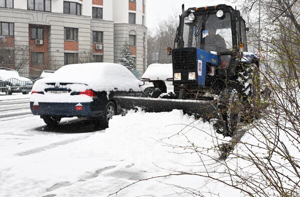 Машине за чишћење снега изашле су на улице руске престонице. Машине за чишћење снега изашле су на улице руске престонице. - Sputnik Србија