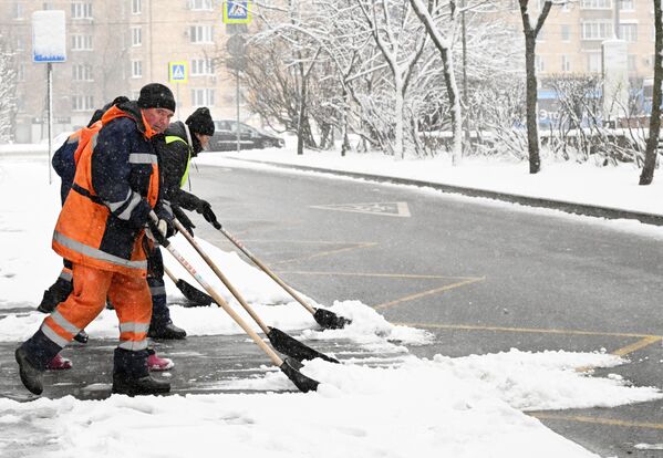 Радници комуналне службе чисте снег. Радници комуналне службе чисте снег. - Sputnik Србија
