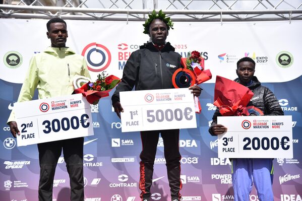 Други кроз циљ прошао је Шенго Кебеде Лиев из Етиопије с временом од 2:11,35, а трећи Метју Киплагат са временом 2:12,12. Други кроз циљ прошао је Шенго Кебеде Лиев из Етиопије с временом од 2:11,35, а трећи Метју Киплагат са временом 2:12,12. - Sputnik Србија