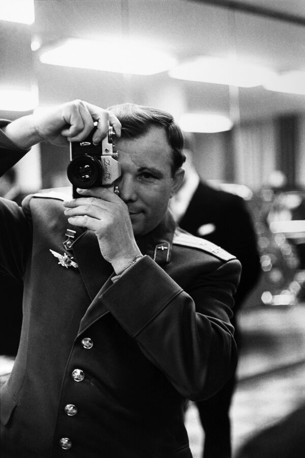 Јуриј Гагарин користи фото-апарат, шездесете године 20. века. - Sputnik Србија