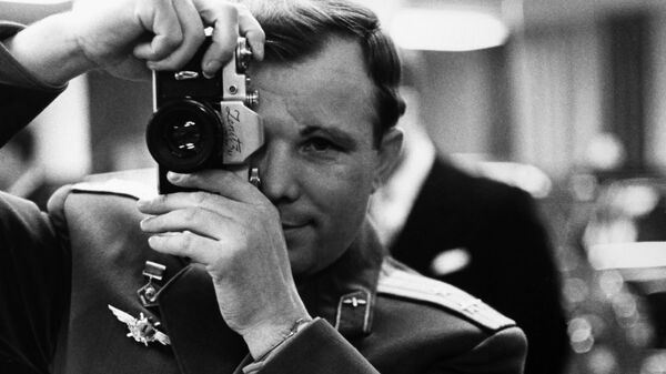 Letčik-kosmonavt SSSR Юriй Gagarin s fotoapparatom - Sputnik Srbija