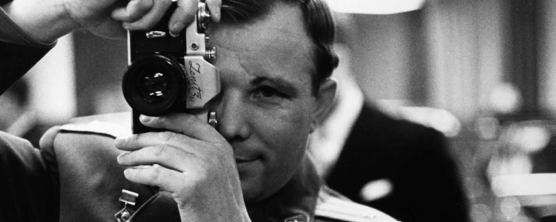 Летчик-космонавт СССР Юрий Гагарин с фотоаппаратом - Sputnik Србија, 1920, 12.04.2025