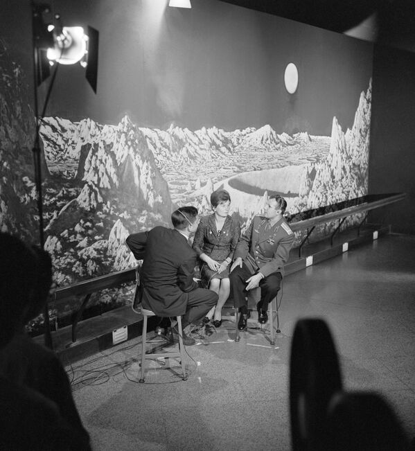 Совјетски космонаути Јуриј Гагарин и Валентина Терјешкова током интервјуа са позадином Месечевих кратера у Хајден планетаријуму у Њујорку. - Sputnik Србија