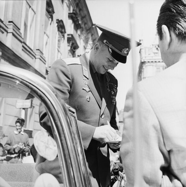Јури Гагарин даје аутограме у Бечу, 1962. - Sputnik Србија