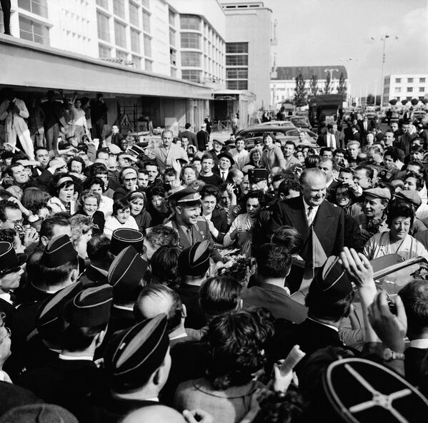 Јуриј Гагарин у Паризу на XIV Астронаутичкој конференцији, 29. септембра 1963. године - Sputnik Србија