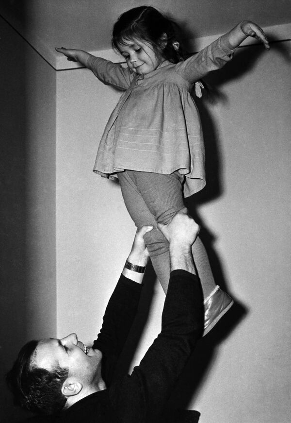 Јуриј Гагарин са ћерком Галином, током шездесетих година прошлог века. - Sputnik Србија