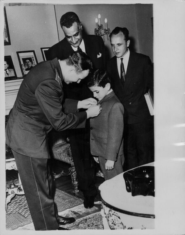 Руски космонаут Јуриј Гагарин качи значку на реверу најмлађег сина председника Египта Насера, током посете Уједињеној Арапској Републици, у Каиру, 6. фебруара 1962. године - Sputnik Србија