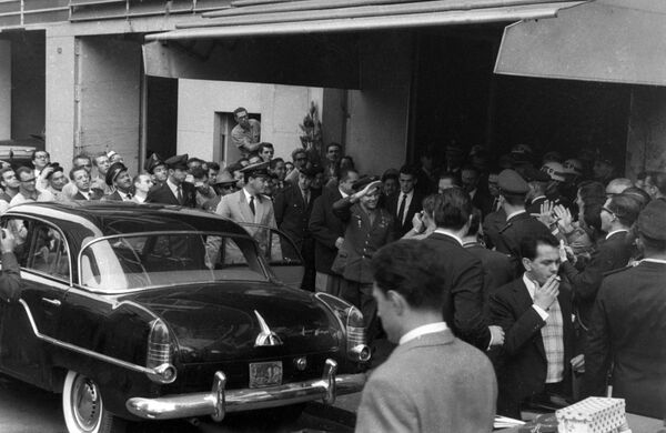 Путовање Хероја Совјетског Савеза Јурија Гагарина у Бразил у оквиру његове турнеје по Америци. Становници Сао Паола дежурају од јутра до мрака код хотела у којем је одсео - Sputnik Србија