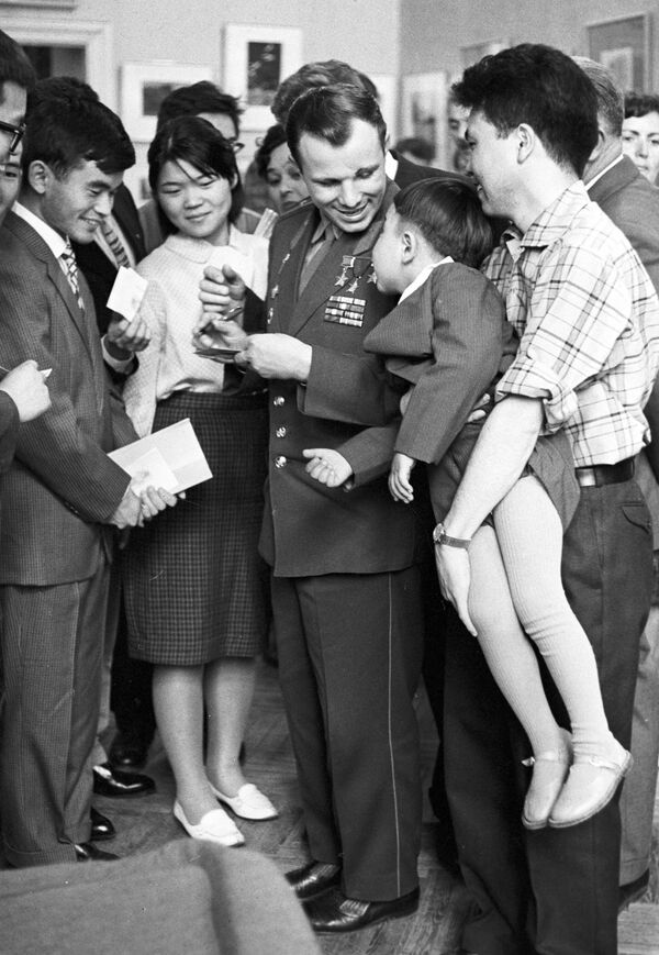 Гагарин током посете Универзитета пријатељства међу народима „Патрис Лумумба“ даје аутограме страним студентима који студирају у СССР-у. - Sputnik Србија