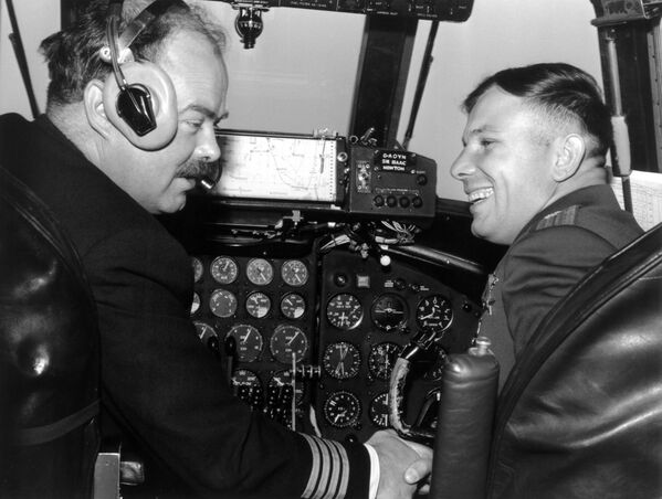 У кокпиту: Јуриј Гагарин током путовања у Велику Британију у оквиру међународне турнеје. Фотографија је направљена у Лондону у јулу 1961. године - Sputnik Србија