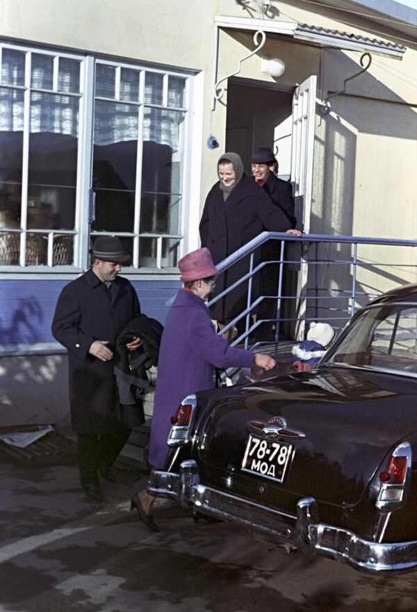 У посети родитељима: Гагарин са супругом и децом посетио мајку Ану Тимофејевну и оца Алексеја Ивановича - Sputnik Србија