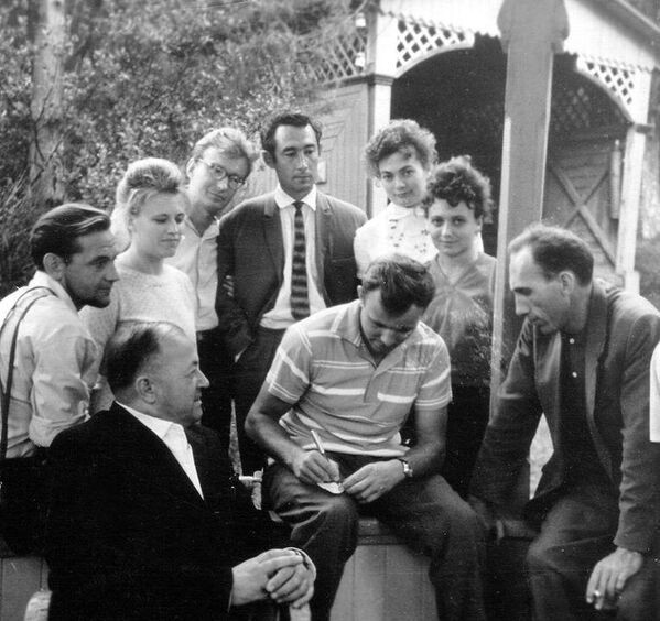 Запослени у конструкторском бироу „Јужно“ на састанку са Гагарином у марту 1962. године на Криму - Sputnik Србија