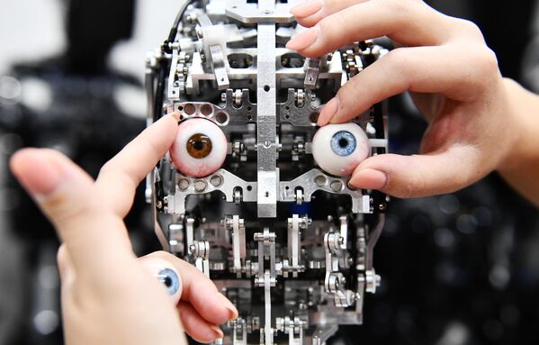 Усавршавање хуманоидног робота названог „Робо Ц“ компаније „Промобот“, која се налази у руском граду Перму. - Sputnik Србија