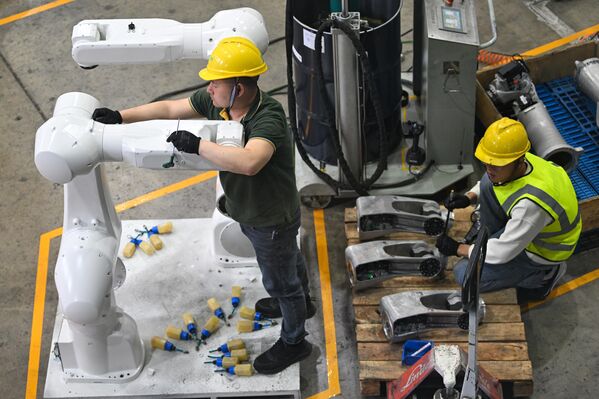 Радници склапају и тестирају индустријске роботе у компанији у Нанкингу у кинеској провинцији Ђангсу. - Sputnik Србија