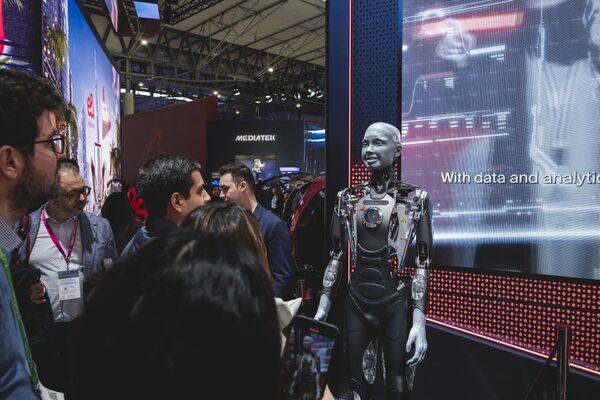 Најнапреднији хуманоидни робот на свету, под називом Ameca приказан је у фебруару прошле године на конгресу у Барселони. - Sputnik Србија