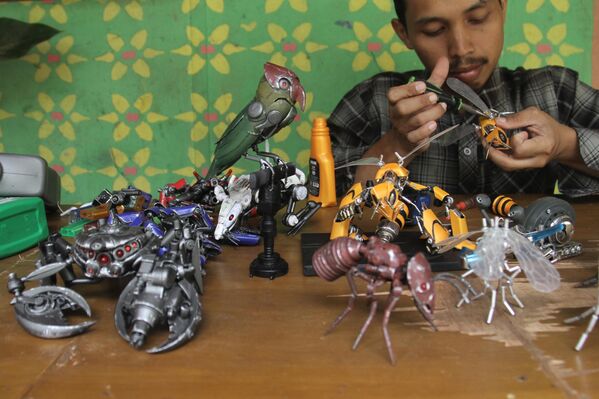 Мајстор Јусуф прави роботе-играчке од отпадног материјала прикупљеног у близини његове куће у индонежанској Западној Јави. Играчке у облику животиња продају се по цени од седам долара. - Sputnik Србија