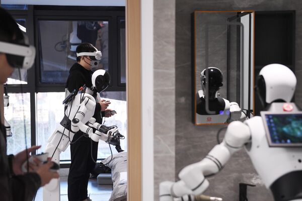 Инжењер обучава хуманоидног робота у центру за иновације хуманоидних робота у Пекингу, Кина. - Sputnik Србија