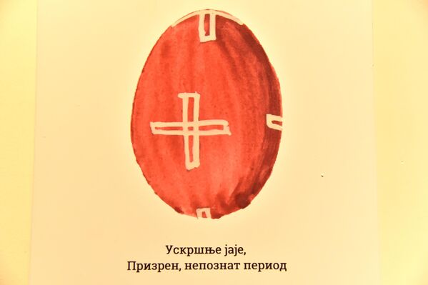 Васкршња јаја се често украшавају хришћанским мотивима; на јајима се може наћи Христов лик, распеће, васкрснуће, манастири и цркве. Ипак, у целом свету је најраспрострањенији мотив крста. У Србији, овај мотив је готово обавезан на првом јајету, односно „чуваркући“ - Sputnik Србија
