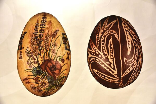 Традиција фарбања јаја веома је стара и потиче из претхришћанског периода, дакле још и пре Христа и његовог страдања. Јаја су одвајкада била симбол рађања и победе над смрћу – када се љуска сломи, из јајета излази нови живот. У контексту Ускрса, бојење јаја се први пут помињу у 12. а у Србији у 16. веку.  - Sputnik Србија