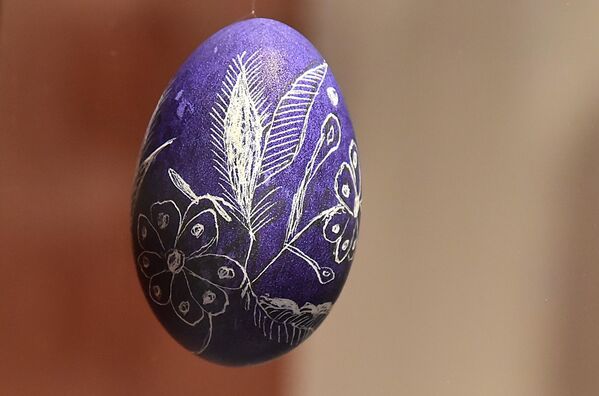 Шарање воском је старински начин осликавања јаја где се восак наноси загрејаним пером на љуску јајета пре фарбања. С обзиром да восак не прима боју, приликом фарбања, делови који су били прекривени остаће необојени - Sputnik Србија