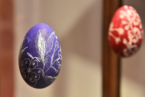 У сусрет најрадоснијем хришћанском празнику Васкрсу, у малој сали Етнографског музеја у Београду отворена је изложба Народне шаре ускршњих јаја, са никада раније виђеним и изложеним цртежима, акварелима и сликама која приказује обичаје украшавања јаја из различитих делова Србије - Sputnik Србија