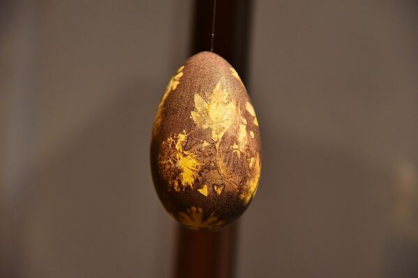 У прошлости су за фарбање јаја коришћене природне боје. Разне нијансе жуте су се добијале од појединих биљака, ораховог лишћа или коре јабуковог дрвета. Од куваних љуски црног лука добијала се мрко-црвена боја, док се зелена (која симболише природу) добијала од свежег сока коприве. - Sputnik Србија