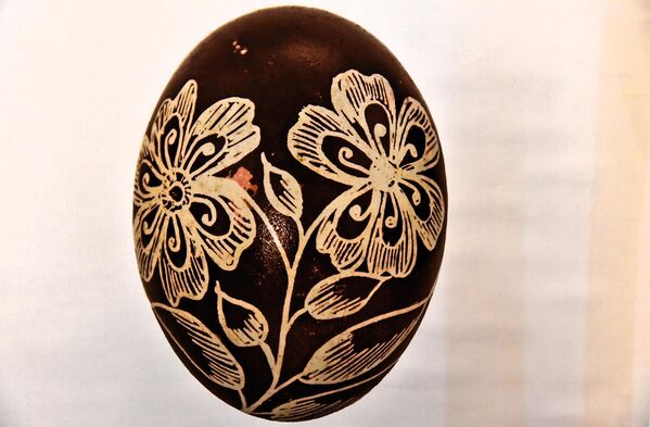 Обичај код свих хришћана је даривање јаја. При томе се води рачуна да сваки укућанин и гост добије јаје са одређеном симболиком. У многим крајевима Србије   младићи и девојке би добијали јаје с венчићем, уз жељу да, у скорој будућности, њихов дом украси свадбени венац - Sputnik Србија